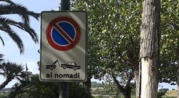 «Divieto di sosta ai nomadi, rimozione forzata»: il cartello fa scoppiare la polemica