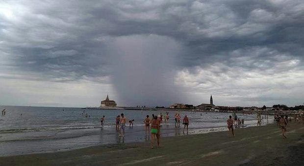 Sorpresa in spiaggia: gigantesco cono di pioggia si fa strada dal mare