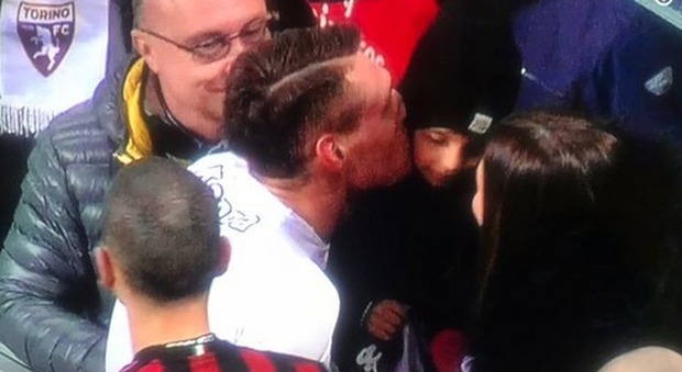 Belotti, bacia e regala la maglia al figlio di Bonucci. E lo stadio applaude