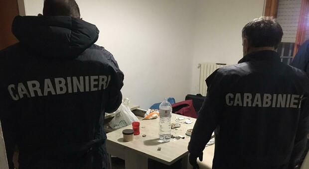 Blitz dei carabinieri in un appartamento di Lido Tre Archi: dentro c'erano sei persone, due arresti