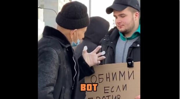 Russia, l'iniziativa del TikToker: «Abbracciami se sei contro la guerra». Il gesto dell'anziano veterano commuove