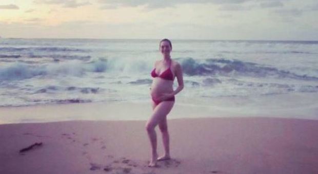 Anne Hathaway incinta e in bikini (Instagram)