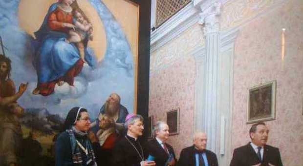 Tutti in fila per la Madonna di Raffaello: «Deve restare a Foligno»