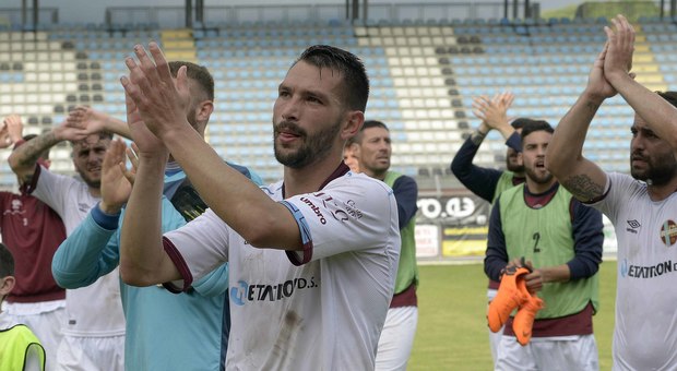 I giocatori del Rieti salutano i tifosi (Foto Meloccaro)