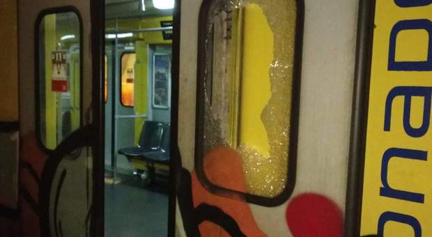 Napoli, vandali sul treno a Vanvitelli: la Linea 1 si ferma il sabato sera
