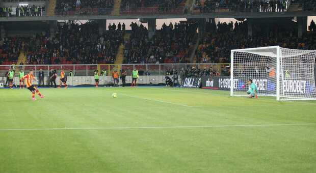 Il Lecce batte l'Udinese (1-0) nella bolgia del Via del Mare e allontana dubbi e paure