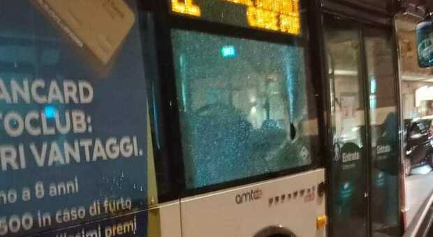 Autobus Amtab colpito da pietre mentre era in transito: vetri in frantumi
