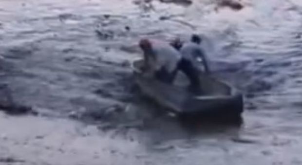 Si apre una voragine del lago, due uomini vengono risucchiati dalle acque