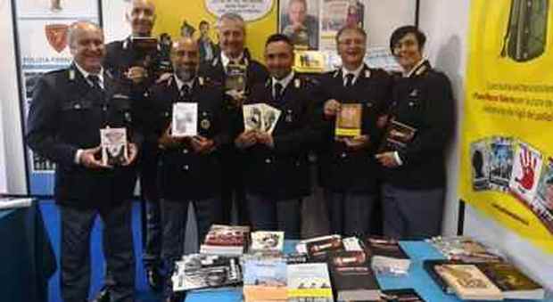 Crimini&misfatti: folla per i nove poliziotti scrittori al Salone del libro