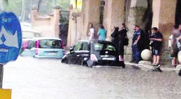 Nubifragio, la città torna sott’acqua allagamenti e traffico in tilt il sindaco striglia l’Ama e gli assessori