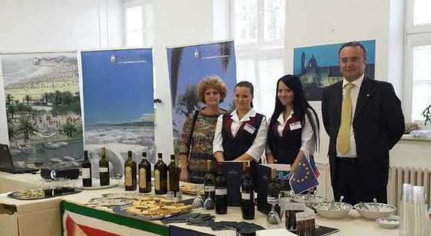 I turisti si prendono per la gola Tour promozionale nella Repubblica Ceca