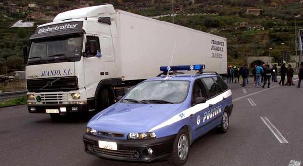 Mazzette dai camionisti per non multarli: a processo cinque agenti Polstrada
