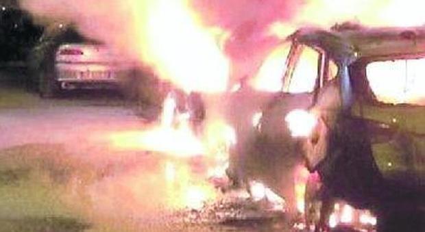 Auto in fiamme in Irpinia, la pista: vendetta dopo la lite tra ex