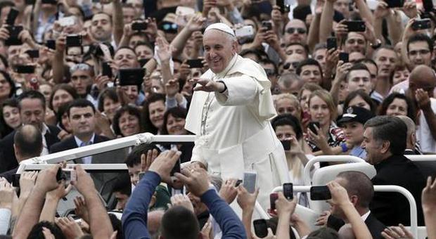 Papa Francesco in Albania: "La religione vera ​è pace, un sacrilegio uccidere in nome di Dio"