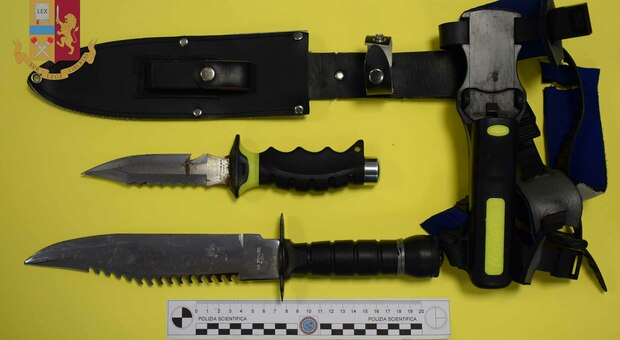 I coltelli sequestrati dalla polizia di Fermo