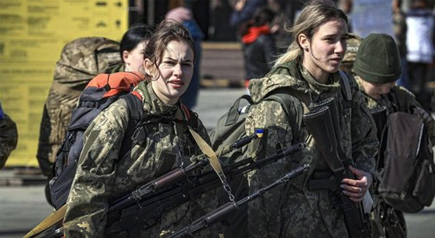 Pallottole russe e molestie dei colleghi, il doppio fronte delle soldatesse ucraine