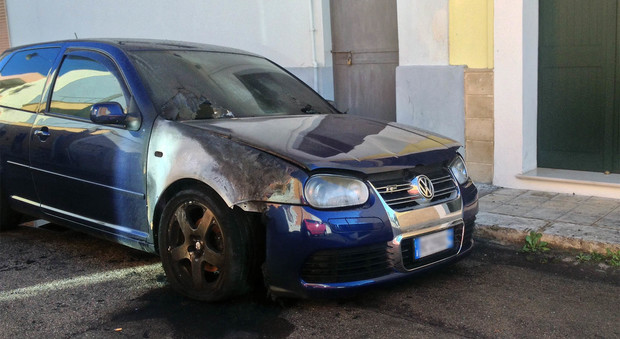 Auto incendiata nella notte a Cavallino, via alle indagini