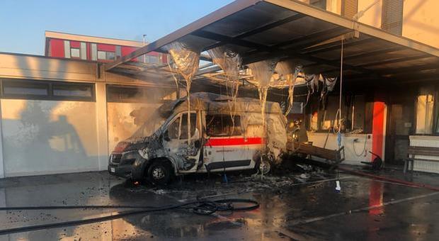 Un boato e poi le fiamme alla Croce Rossa: ustionato un volontario e distrutta un'ambulanza