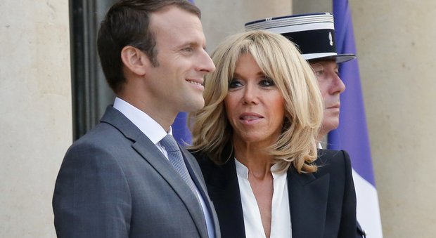 Brigitte Macron e i difetti del marito: «Il peggiore? È più giovane di me...»