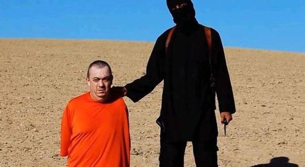 Ansia per Henning, ostaggio dell'Isis. I jihadisti fanno propaganda con un videogame