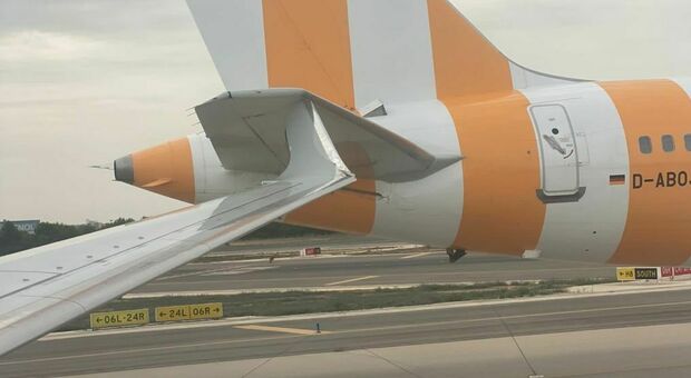 Due aerei si scontrano, paura in pista al momento del rullaggio: «Distrutta l'ala» VIDEO