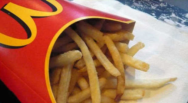 Le patatine di McDonald's, un reportage svela il segreto: "Ecco cosa contengono"