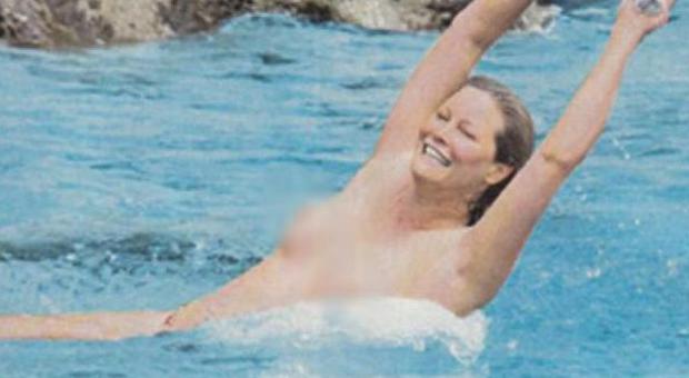 Flavia Vento in topless al mare (Nuovo)