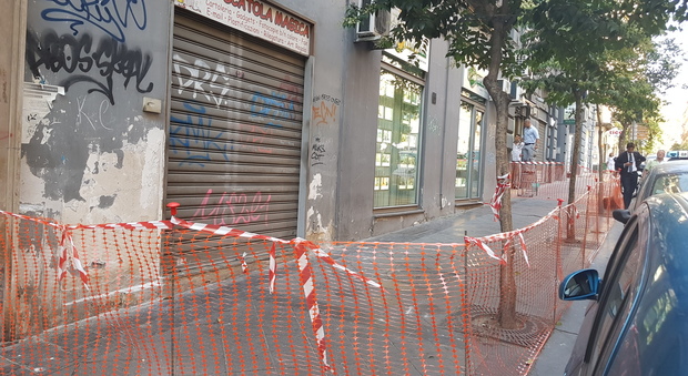 Cadono calcinancci a Via Duomo, due negozianti restano intrappolati