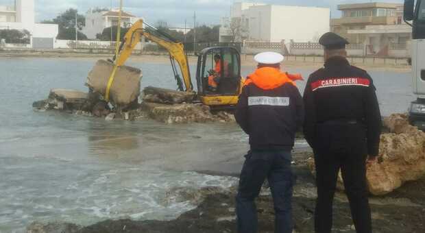 Porto Cesareo, demolito un pontile abusivo nell'Area Marina Protetta