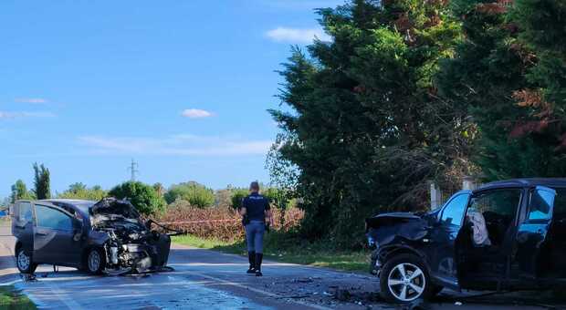 Incidente stradale, scontro tra due auto: un morto e tre feriti