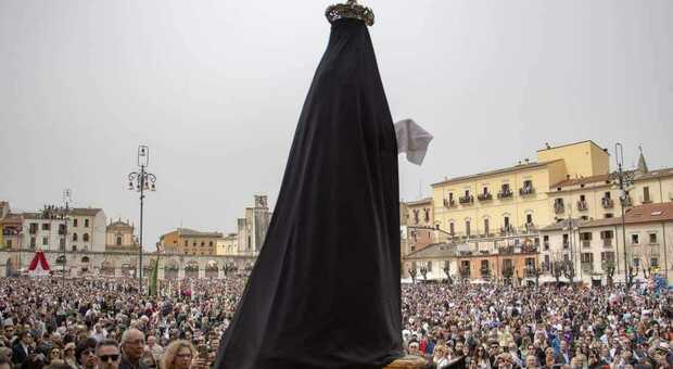 Madonna che scappa, in ventimila al rito sacro di Sulmona