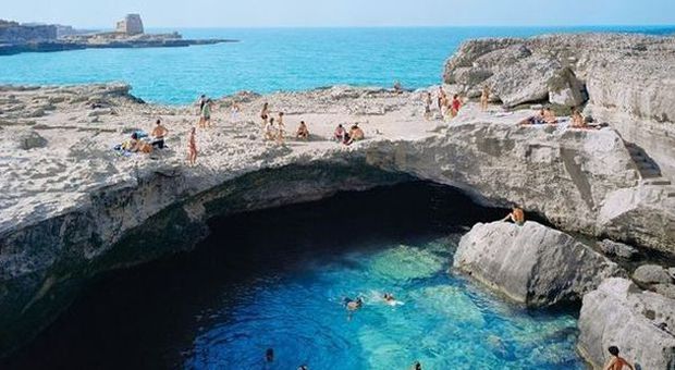 La "grotta della Poesia" di Roca tra le dieci piscine naturali più belle del mondo/Le foto