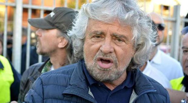 'Te la do io l'Europa', lo show di Beppe ​Grillo a Milano fa il tutto esaurito