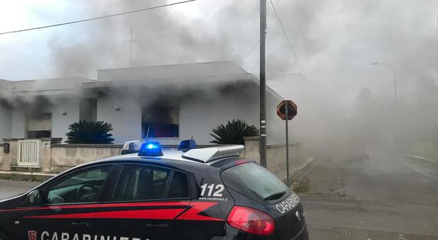 Giallo in paese: la casa prende fuoco ma ad appiccarlo è stato il proprietario: arrestato mentre fuggiva verso Bari