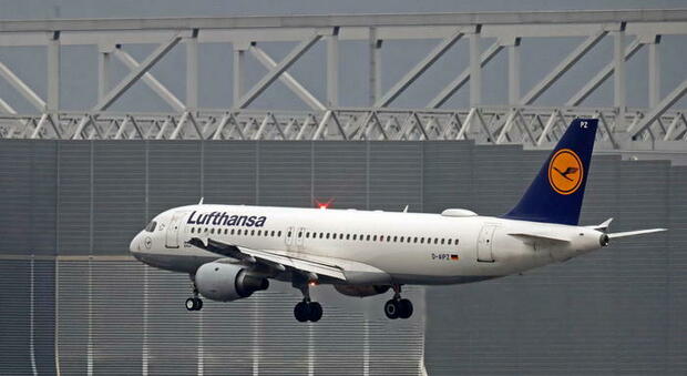 Coronavirus, Lufthansa verso i test rapidi prima dell'imbarco: la decisione per i voli diretti negli Stati Uniti