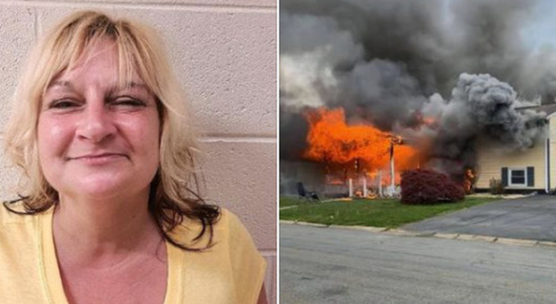 Una donna dà fuoco alla sua casa con una persona all'interno e si siede a guardare la scena da una sedia in giardino