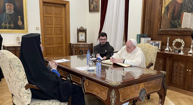 Papa Francesco incalzato dagli ortodossi a Cipro: «Imiti Ratzinger, lui ci aiutò con la Turchia»