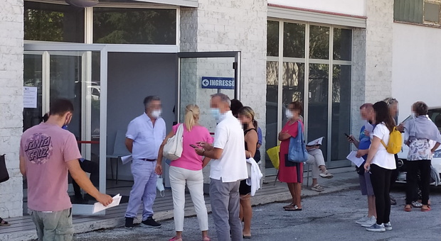 Covid, assalto al nuovo hub vaccinale di Piediripa: in una mattinata più di 200 iniezioni