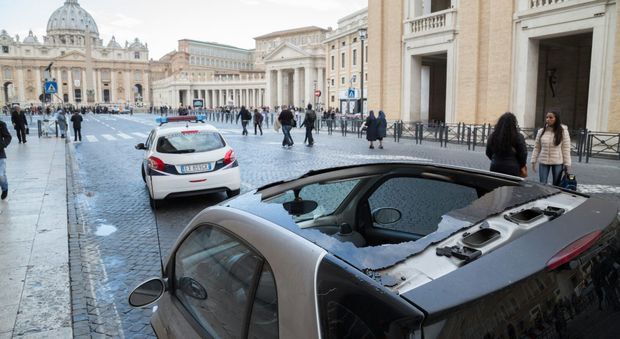 Roma, auto si schianta vicino al Colonnato di San Pietro