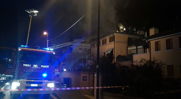 Incendio sul tetto dello stabile, evacuate 12 famiglie