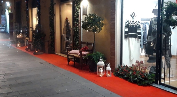 Foligno, in centro storico: «Tappeti rossi, illuminazione diversa e candele per essere più accoglienti per Natale»