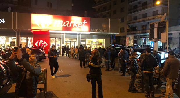 Coronavirus a Napoli, assalto ai supermercati dopo l'annuncio della «zona protetta»