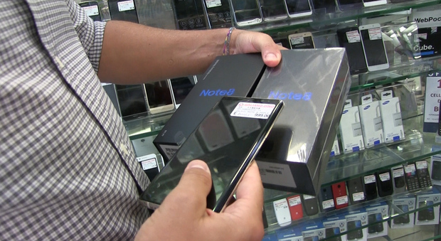 Galaxy Note8, primo giorno di vendite a Napoli. Ma la distribuzione è stop&go