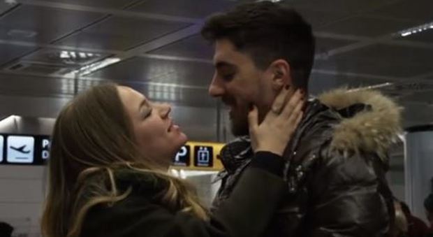 Fiumicino, tutti gli abbracci all'aeroporto: il video emoziona il web