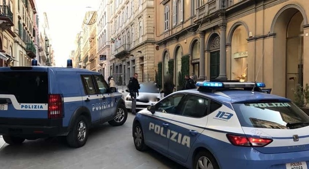 Ladri scatenati nei negozi di Ancona, commercianti diventano vigilantes. Il farmacista Zecchini: «Ne ho preso uno»