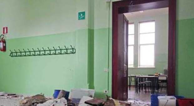 I danni provocati dal crollo alla scuola di Cordenons (foto Lancia)
