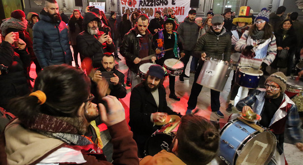 Corteo anti-De Luca, attivisti grillini in piazza accanto ai centri sociali
