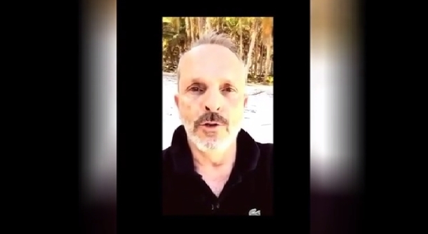 Miguel Bosé, allarme per la sua salute e lui posta un video: «Sto bene, sono in vacanza»