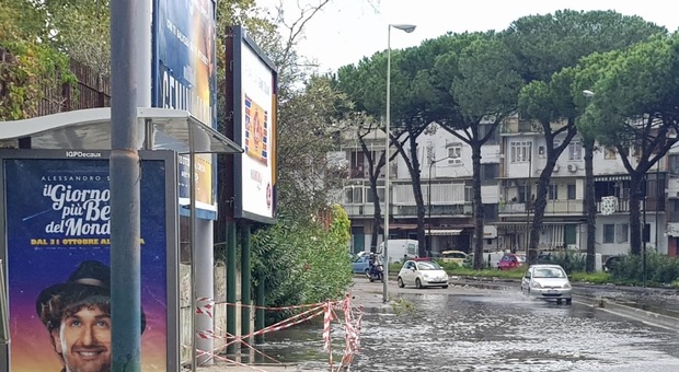 Napoli, fiumi d’acqua al Rione Traiano, pedoni ed automobilisti in panico: «Aiutateci»