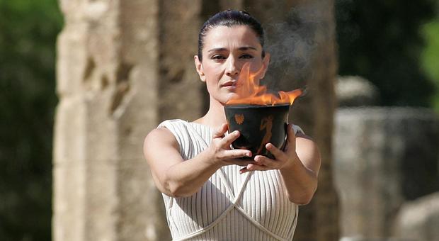 In Grecia la fiamma olimpica brucia nel silenzio